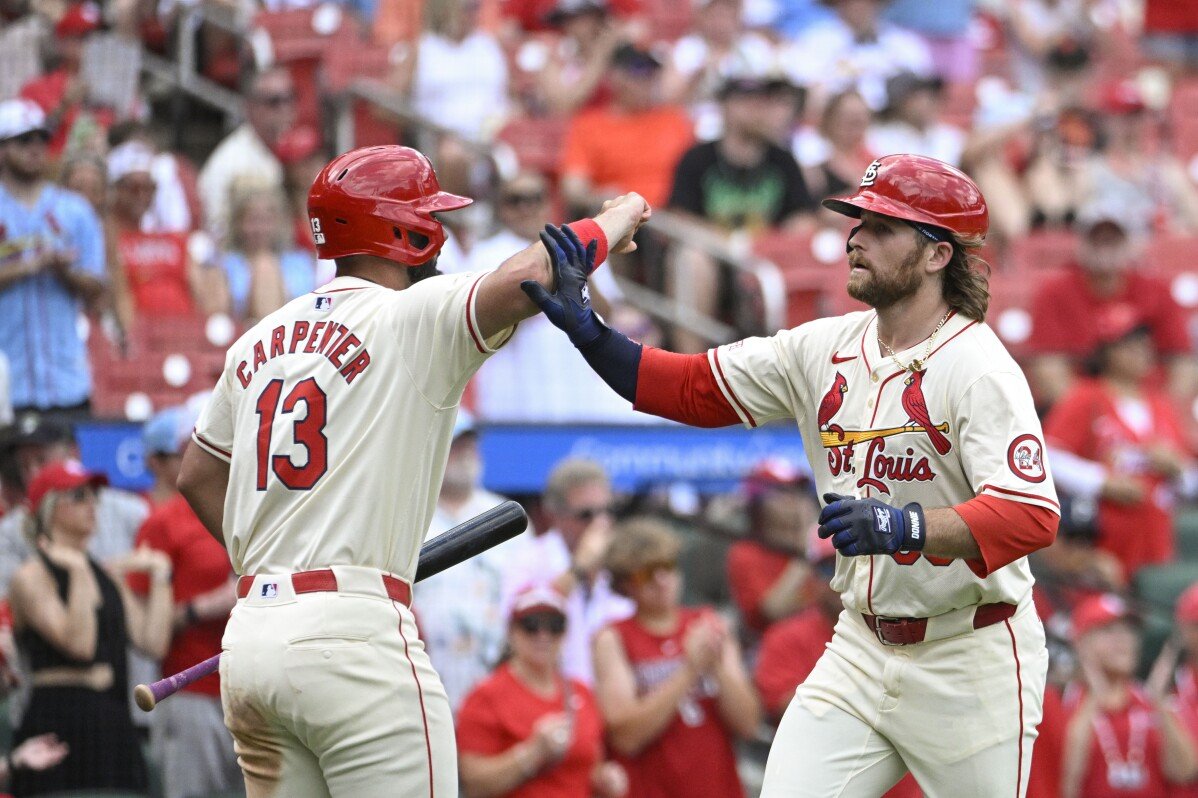 O primeiro jogo de múltiplos home-runs na grande liga de Burleson leva os Cardinals a vencerem os Giants por 9-4 e voltarem acima de .500